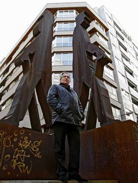 Manuel Cabaleiro posa en el centro de la capital al lado de las esculturas de Ramn Cabanillas y Ramn del Valle Incln.