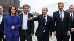 Olaf Scholz, flanqueado por el liberal Christian Lindner (derecha) y los l�deres verdes Robert Habeck y Annalena Baerbock.