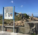 El cartel incluye un mapa del entorno. 