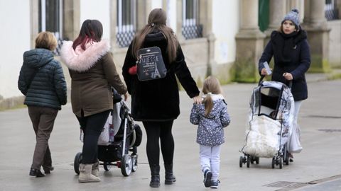 Cuatro mujeres pasean con sus hijas y carritos de beb�s, en Lugo, en una imagen de archivo.