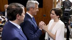 Isabel D�az Ayuso saluda a Alfonso Rueda en la ceremonia de su toma de posesi�n como presidente de la Xunta en mayo del 2022, en presencia del presidente de Castilla y Le�n, Alfonso Fern�ndez Ma�ueco.