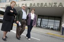 Consuelo Oujo, Ram�n Puga y Dolores Blanco, en las puertas del centro sanitario barbanzano. 