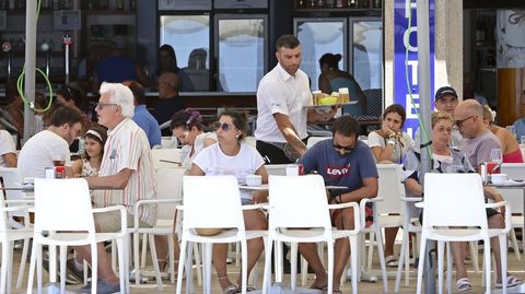 La hostelera -en la foto, un bar este verano en Sanxenxo- fue uno de los sectores afectados por la pandemia