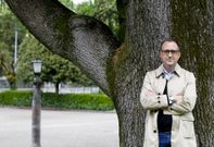 Villanueva estudi� y siempre trabaj� en Santiago, pero se perdi� la vida universitaria local. 