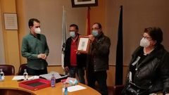 Julio Cao con los regalos que recibi� del Concello de A R�a