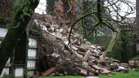 Cae parte del muro de los nichos del antiguo cementerio de Bonaval