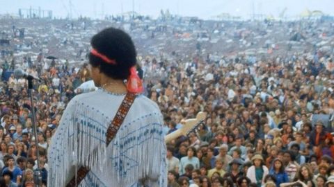 JIMI HENDRIX DANDO SU LEGANDARIO CONCIERTO EN WOODSTOCK 1969