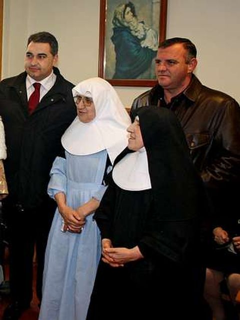 Aragunde y Gonz�lez entregaron sus donativos al asilo de Cambados.