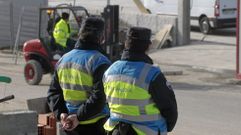 Dos agentes de la Polic�a Local de Chantada en una imagen de archivo