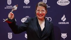 La actriz Emma Vilarasau, mostrando orgullosa su Premio Feroz a la mejor actriz protagonista de una pelcula por Casa en flames, en la alfombra roja tras la gala 