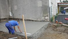 En Boiro, el Concello est� llevando a cabo intervenciones importantes en los colegios, como en el de Cesp�n (en la foto), donde se construye un nuevo espacio cerrado para guardar material. 
