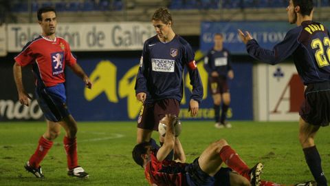 Fernando Torres, vigilado por Pablo Lpez en el partido de Copa del Rey del pasado 2004