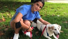 Luc�a, de 12 a�os y de Poio, con Tofu, un perro que lleva un lustro esperando una oportunidad en la protectora Os Palleiros. 