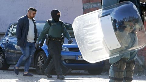 Operativo antidroga de la Guardia Civil en el poblado de O Vao