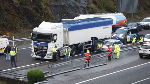 El desprendimiento de tierras arrastr un coche, pero el conductor sali ileso