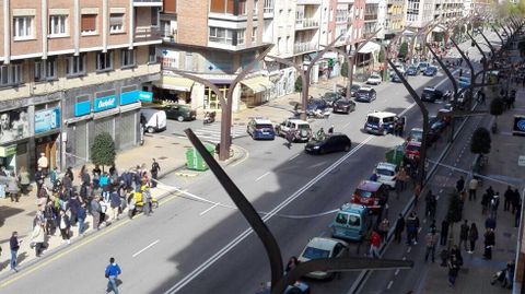 Expectaci�n en el momento en el que la polic�a precinta el tramo de la avenida de la Constituci�n escenario del atraco