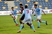 Fran Fandi�o intenta controlar un bal�n presionado por tres jugadores del Compostela.