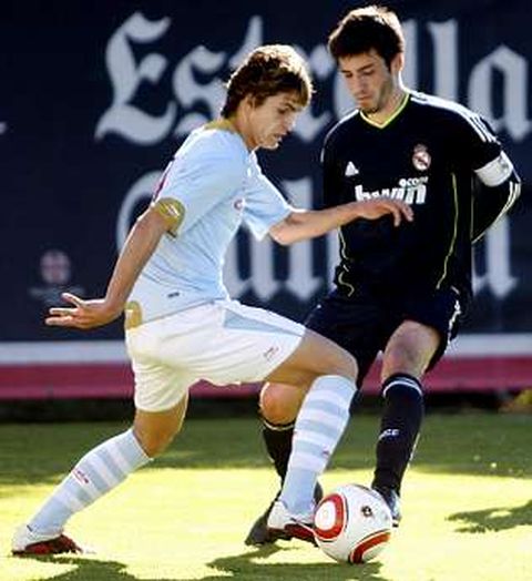 Denis Su�rez en un partido con el Celta B encarando al pontevedr�s Rico del Castilla.