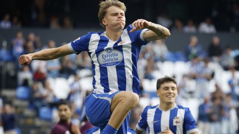 Jonathan Asp Jensen, celebrando su gol ante el Oporto, con Kevin detr�s de �l.