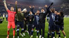 Los futbolistas del Celta, celebrando el triunfo celeste en Lyon.