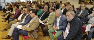 Representantes dos 93 concellos coru�eses co�eceron onte na Deputaci�n as condici�ns do Plan de Acci�n Social. 