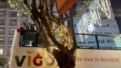 Hubo un efecto abrelatas con una de las ramas que se comi� la parte superior del autob�s de Vitrasa