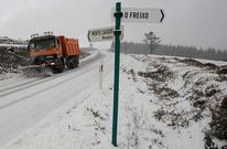 La nieve dificult� la circulaci�n en algunas carreteras pontesas como en Monte Caxado.