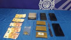 Droga, dinero en efectivo y dem�s enseres requisados por el CNP en Lugo. 