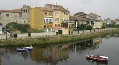 Viviendas rehabilitadas en la margen del r�o en el barrio de Santa Clara, que ahora pasa a formar parte de la zona ARI. 