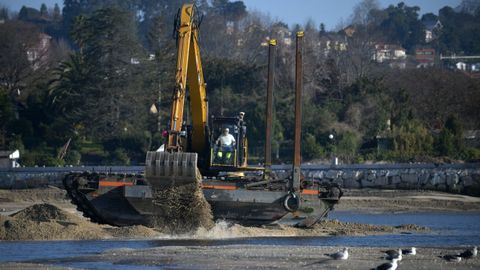 Una excavadora, retirando suciedad del fondo marino, en las obras de dragado y recuperaci�n de la r�a do Burgo, en A Coru�a. 
