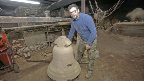 Chicho López Ocampo, en el taller de fundición de campanas que sus antepasados abrieron en 1630 en Arcos da Condesa (Caldas)