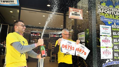 Celebraci�n del premio del sorteo del Ni�o vendido en O Porri�o el pasado 6 de enero