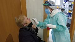 El centro de salud de Ponte Caldelas acogi� la semana pasada un cribado poblacional con test de ant�genos para personas de 40 a 79 a�os