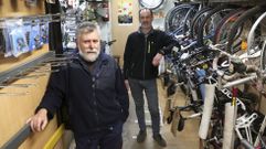 Fernando (en primer plano) y V�ctor liquidan los �ltimos art�culos de la tienda, donde ya queda una sola bici en venta. Muchos quisieron estos d�as llevar a Veloc�pedo sus compa�eras de rutas para una puesta a punto de despedida y los dos socios agradecen todas las muestras de cari�o recibidas tras anunciar el cierre por jubilaci�n.