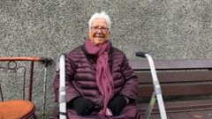 Mar�a del Carmen Seijas, esperando en un banco para poder volver a su piso una vez los bomberos finalicen la intervenci�n en el edificio de la calle Monasterio de Sobrado