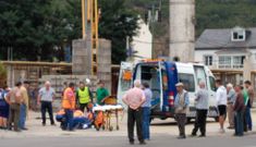 Momento en el que el herido recibe las atenciones de los m�dicos del centro de salud de San Clodio