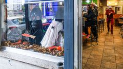 El bar Mil 9, en el barrio ferrolano de San Xo�n, cuenta con una decoraci�n terror�fica creada de forma artesanal y con materiales reciclados. Las figuras, de m�s de un metro de alto, est�n fabricados con �botellas de agua de 5 litros y latas de habas�, explica la artista.