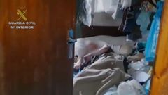 La Guardia Civil rescata a un anciano con s�ndrome de Di�genes en�Dumbr�a