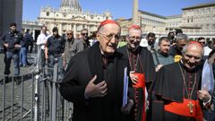 Llegada de los cardenales a las congregaciones para preparar el cnclave y el funeral del papa