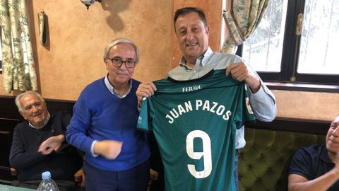 Pepe Criado entreg� a Juan Pazos una camiseta del Racing con su nombre grabado a la espalda