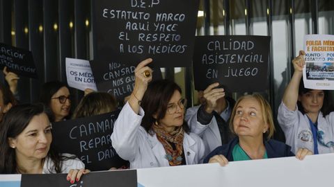 Concentraci&oacute;n de m&eacute;dicos durante la huelga en contra del estatuto marco en el Chuac