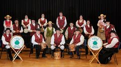 Paco de Xani�o, a la izquierda con el bombo, junto a sus compa�eros de O Son do Pote