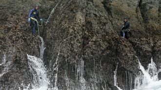 Dos percebeiros en el acantilado de la costa de Cedeira, en una imagen de archivo
