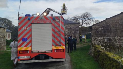 En la casa viven un hombre de avanzada edad y su hijo