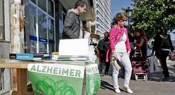 Imagen de archivo de una mesa informativa sobre el alzh�imer instalada en Ribeira.