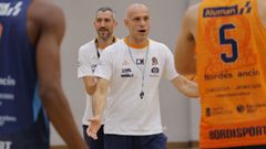 Carles Marco ordena a sus jugadores durante un entrenamiento.