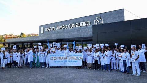 Concentración por la huelga de médicos contra el estatuto marco del Ministerio de Sanidad delante del Hospital Álvaro Cunqueiro (Vigo).