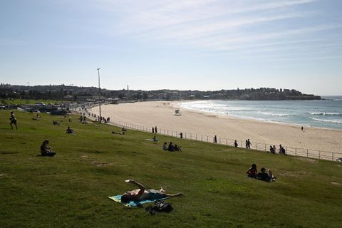 La gente disfruta del sol en Sdney