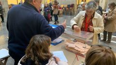 La socialista Ana Gonz�lez, alcaldesa de Gij�n, vota el pasado 10N