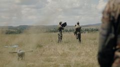 Dos soldados de la legi�n usando un inhibidor port�til de drones durante el ejercicio